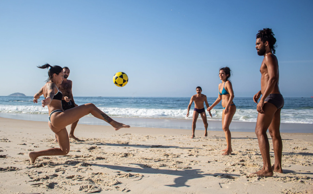 cena de bola pro alto de cecilia lang. foto divulgacao.png
