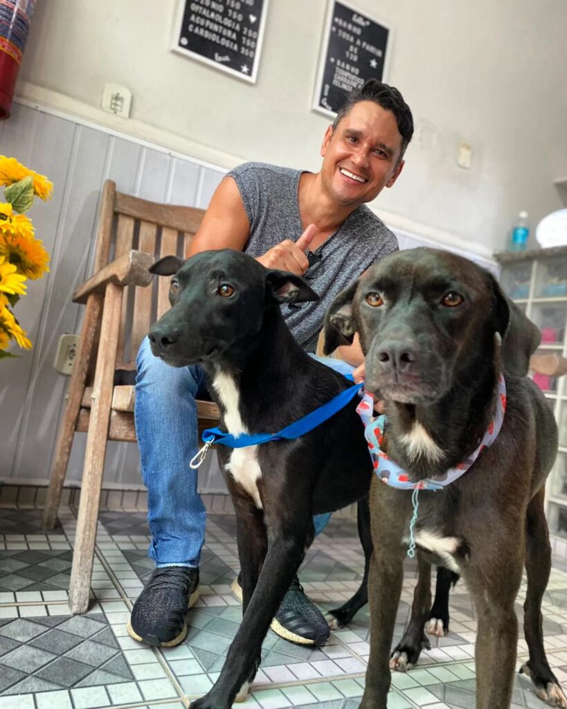 luiz carlos ramos filho com cachorros resgatados.jpg