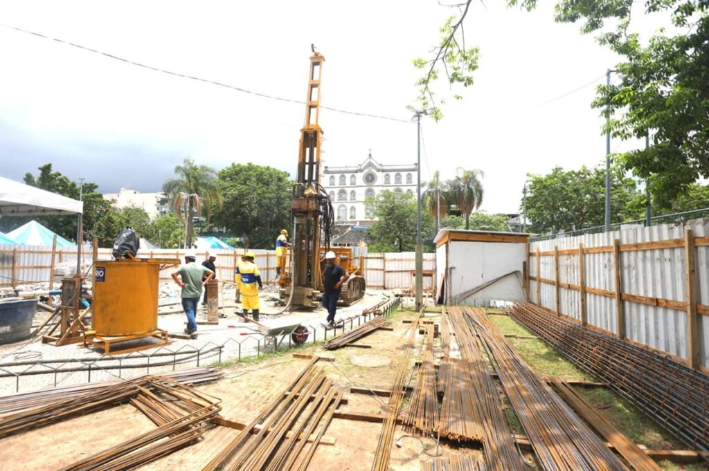 obras monumento martinho da vila vila isabel rio de janeiro 2.jpg
