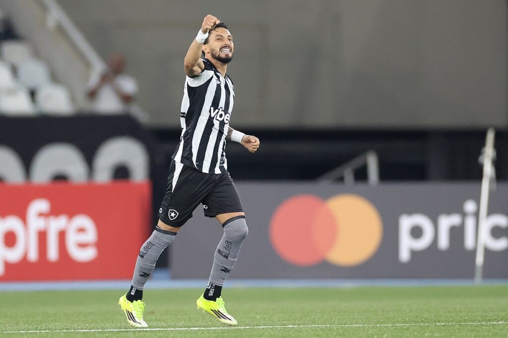 Botafogo pode deixar Z4 do Brasileirão contra o Athletico-PR; saiba como alex telles botafogo x nacional de potosi libertadores 2026 estadio nilton santos.jpg