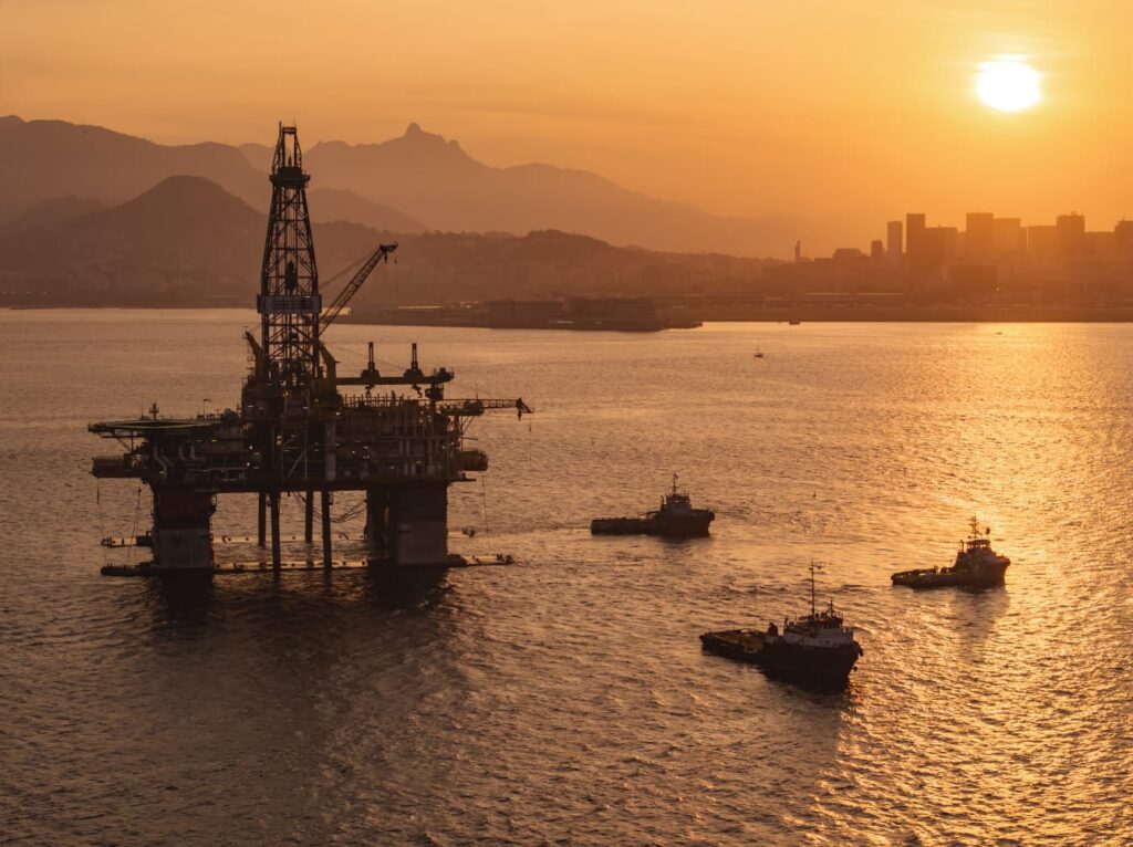 Alta do petróleo pode turbinar royalties do Rio e levar Maricá a até R$ 4,5 bilhões plataformas de petroleo fundeadas no porto do rio imagens nobrudrone 2.jpeg