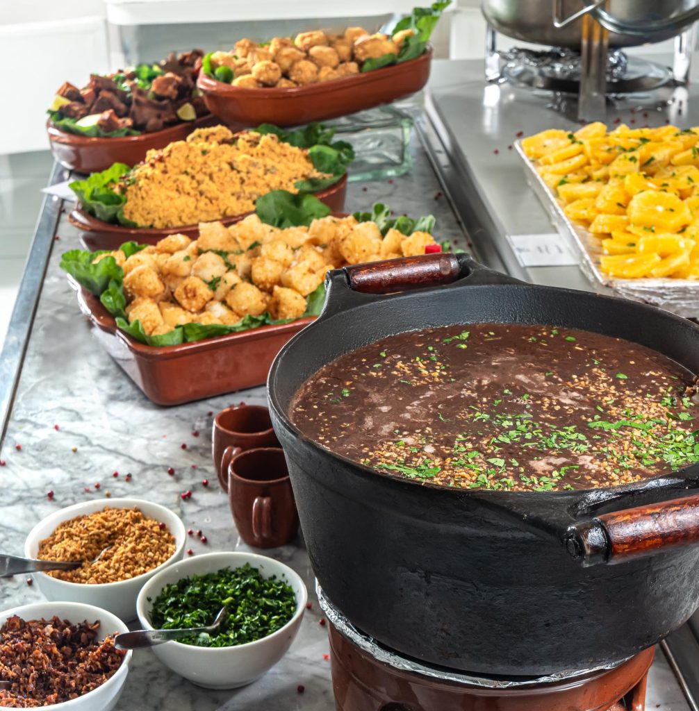 Hotel no Recreio promove feijoada de São Jorge com samba e chopp liberado cdesign feijoada tomas velez 1006x1024.jpg