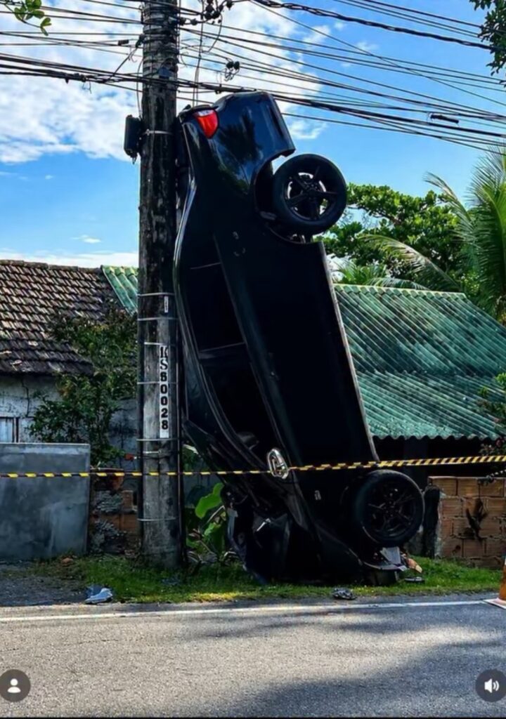 Carro fica 'de cabeça para baixo' após colisão com poste em Guaratiba hiiaipuwiaamc7j.jpg