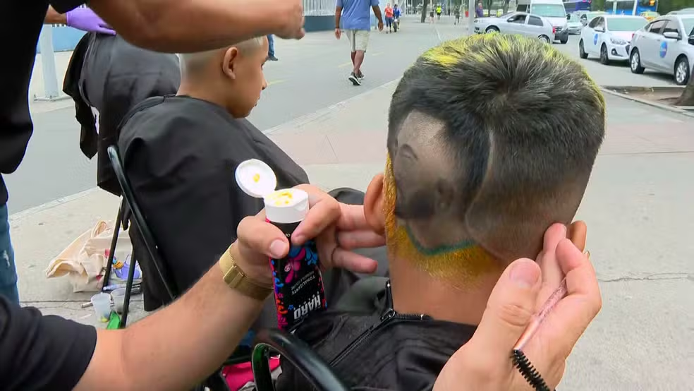 De bandeira do Brasil a rosto do Neymar, barbeiros do RJ se inspiram na busca pelo Hexa image 73.png